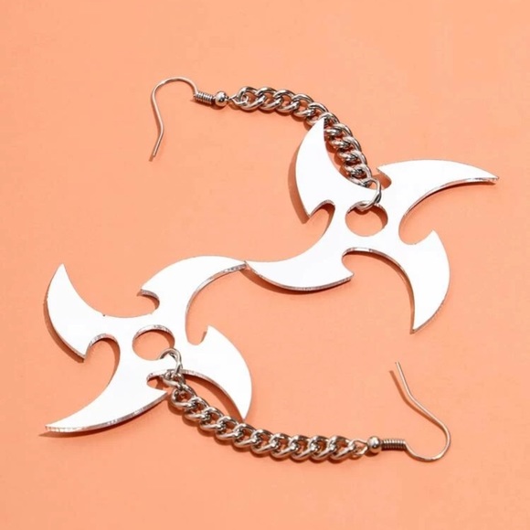 ⭐️ Awesome Ninja Star Chainlink Metallic Dangle Drop Earrings ⭐️ - Picture 2 of 4